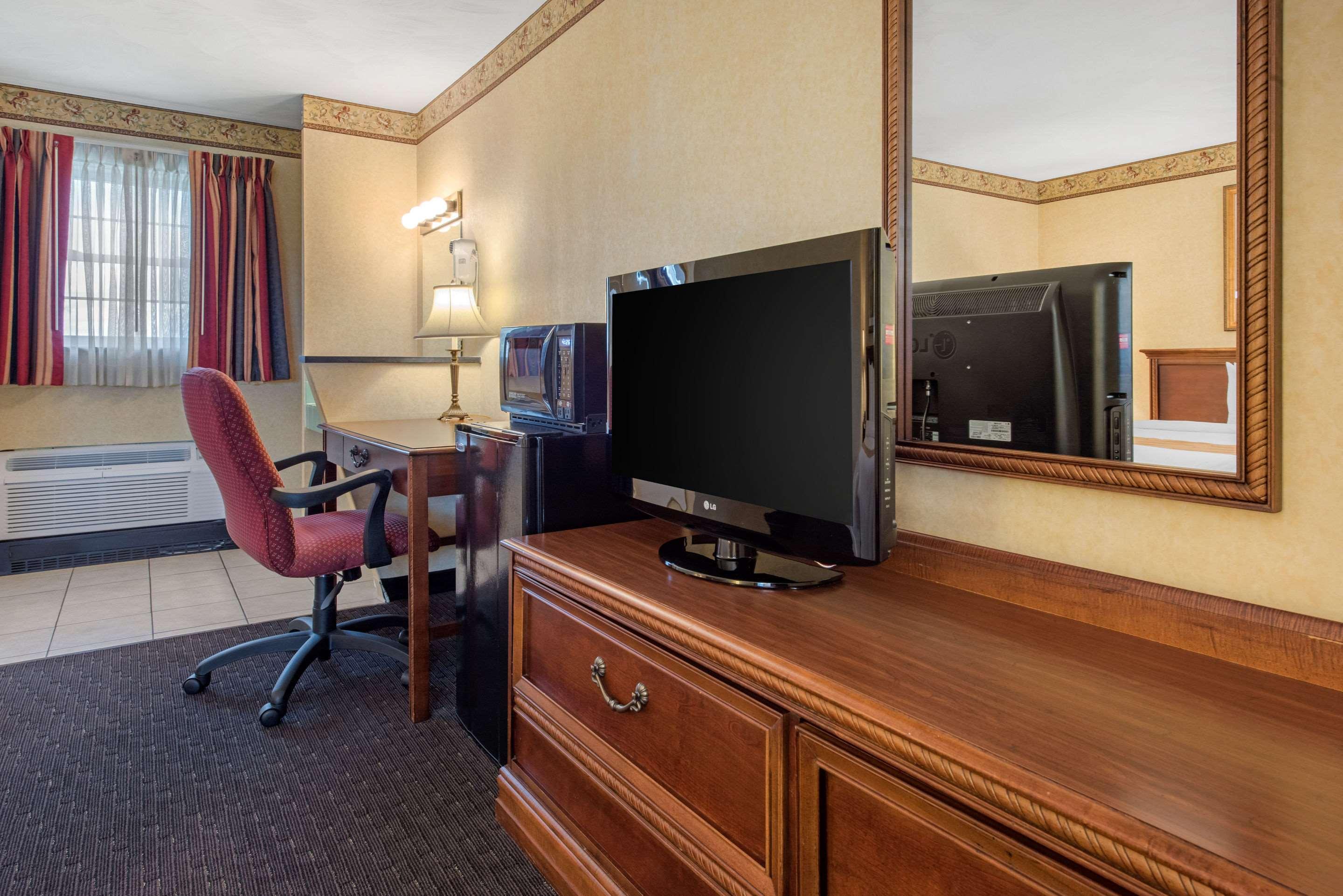 Quality Breeze Manor Hotel