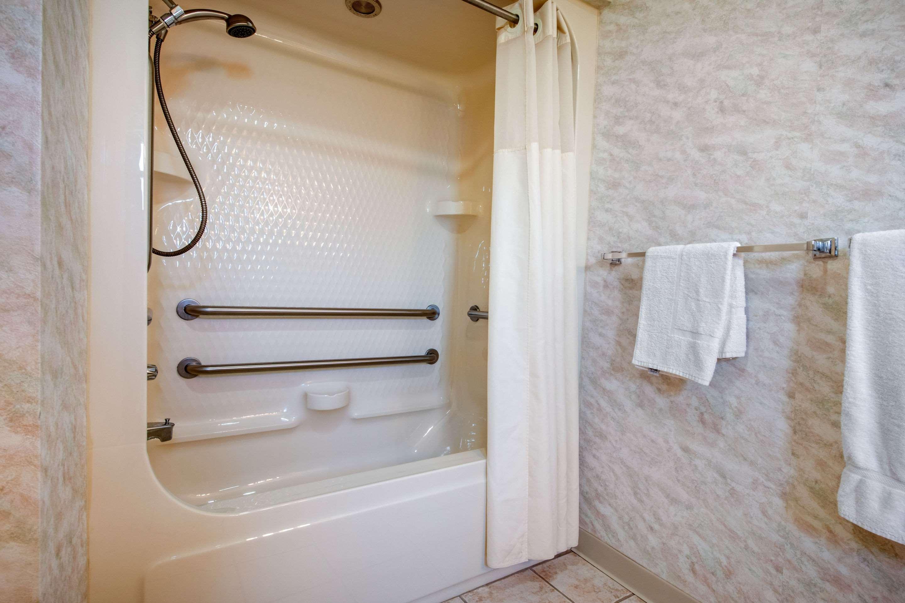 Quality Breeze Manor Hotel Breezewood