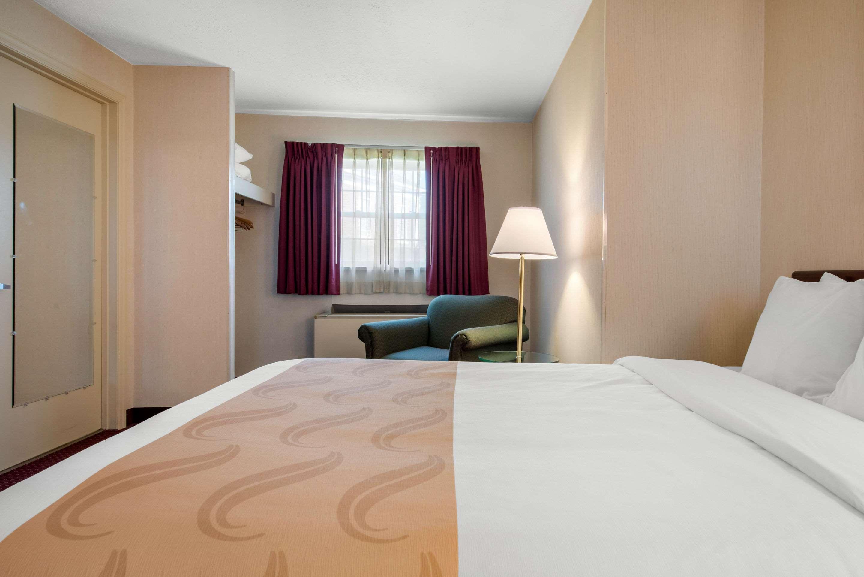 Quality Breeze Manor Breezewood