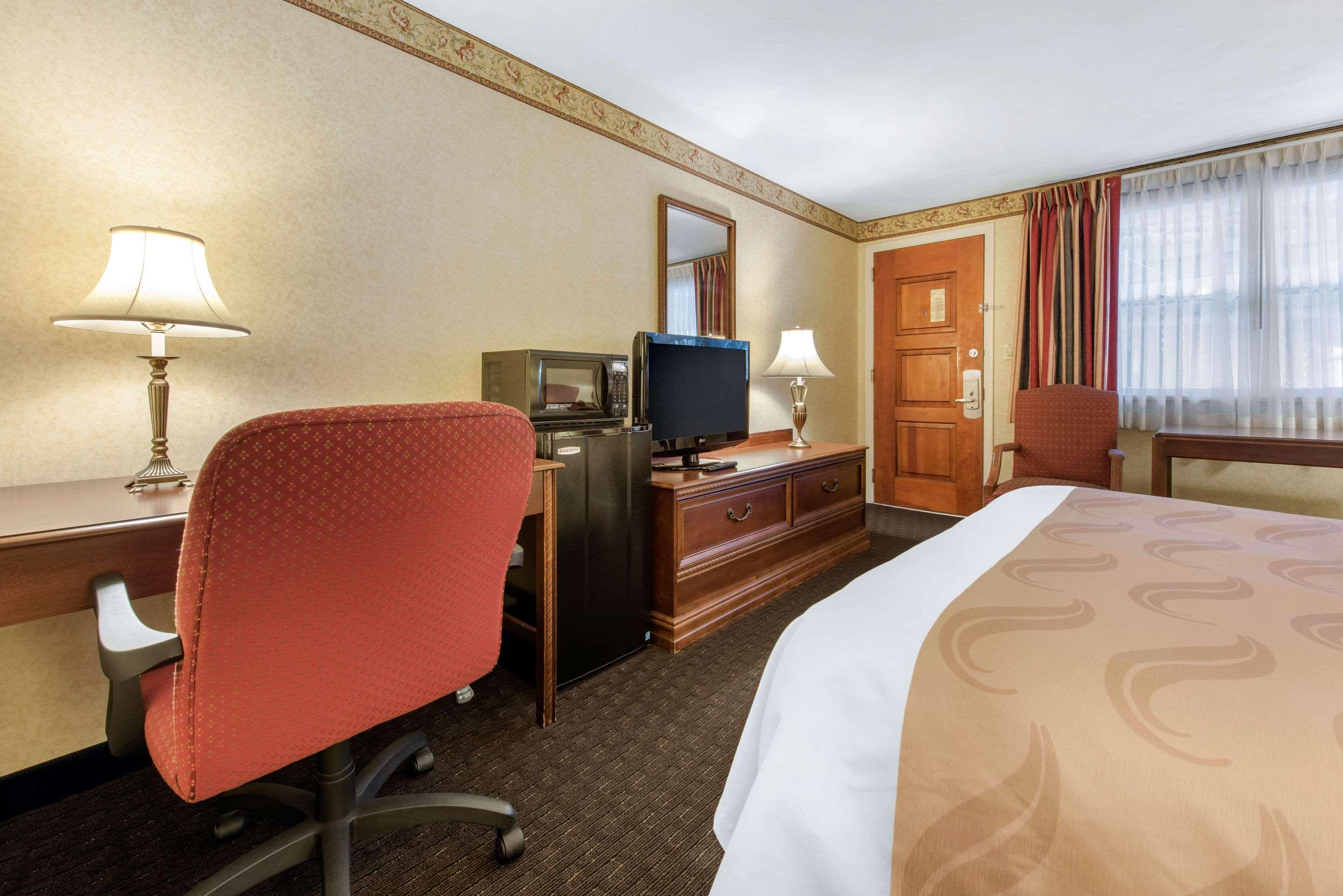 Quality Breeze Manor Hotel