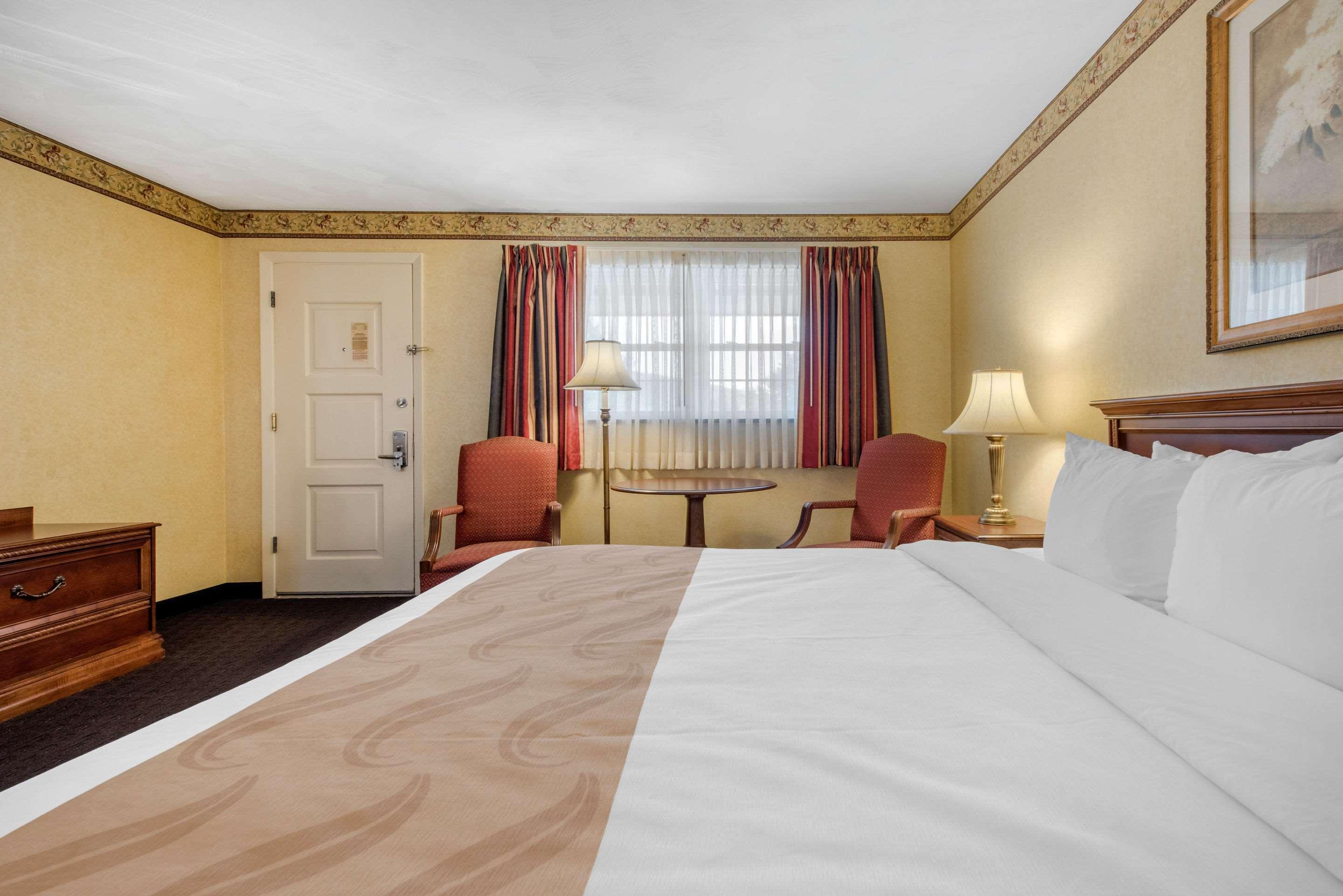 Quality Breeze Manor Hotel