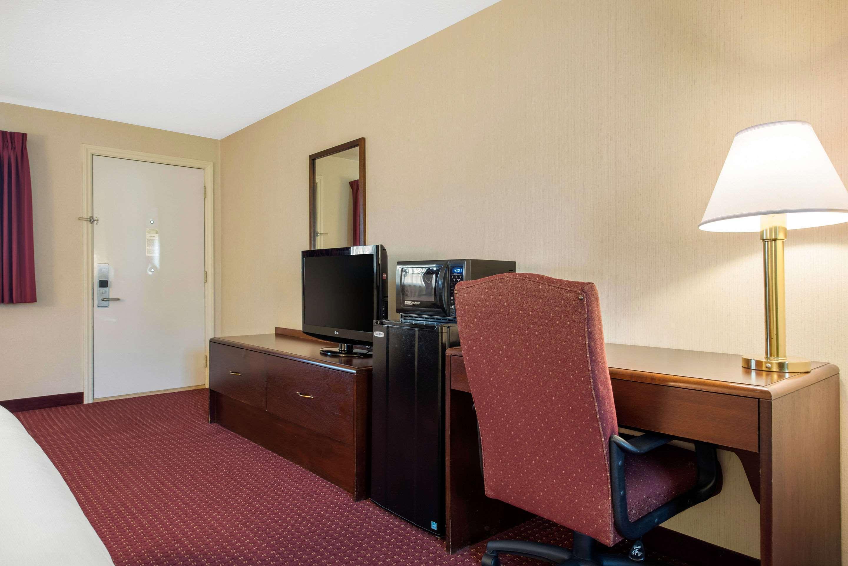 Quality Breeze Manor Hotel 2*