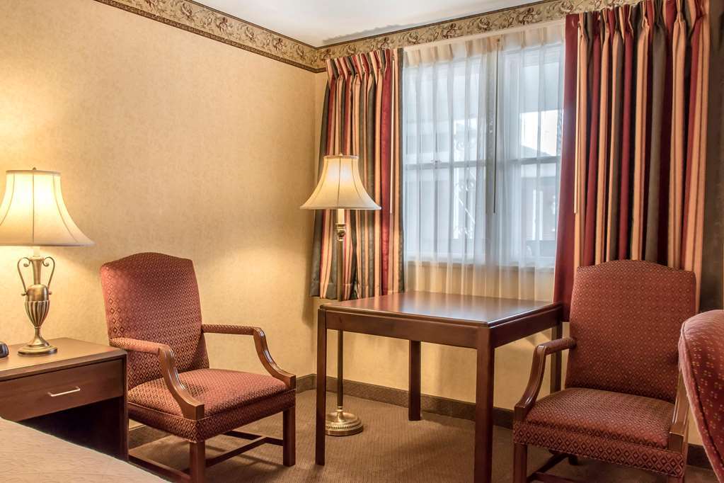 Quality Breeze Manor Hotel 2*